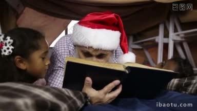 戴着圣诞帽的慈爱爷爷给他的混血儿孙女们读着一本书，<strong>因为</strong>他们躺在小房间里